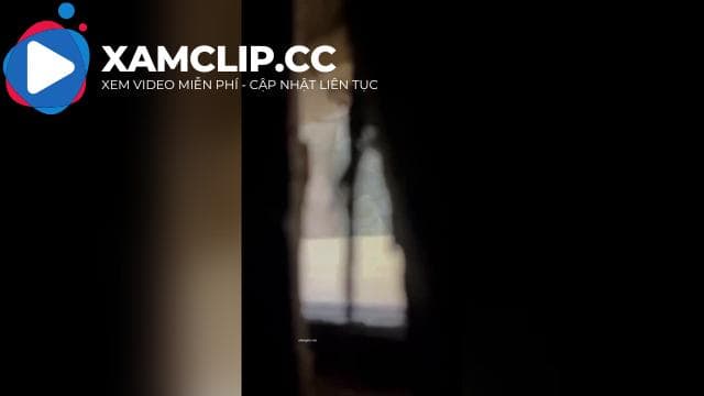 Đặt camera quay lén 2 em tắm chung trong khách sạn