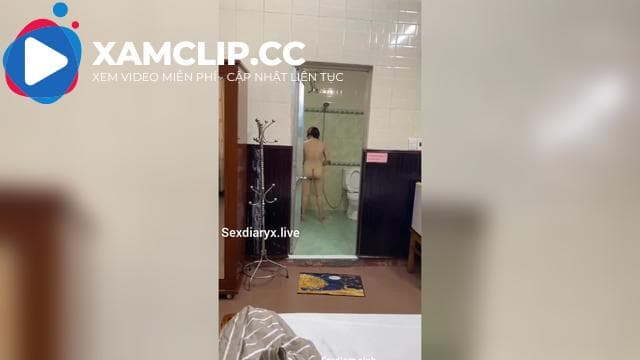 Chưa gì đã xuất vào em gái mông mẩy