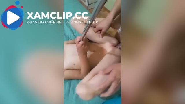 Không để em nằm im hưởng thụ sung sướng lại còn bắt em cầm máy quay