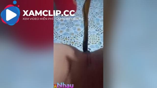 Em nhạn thủ dâm bằng bàn chải đánh răng 2