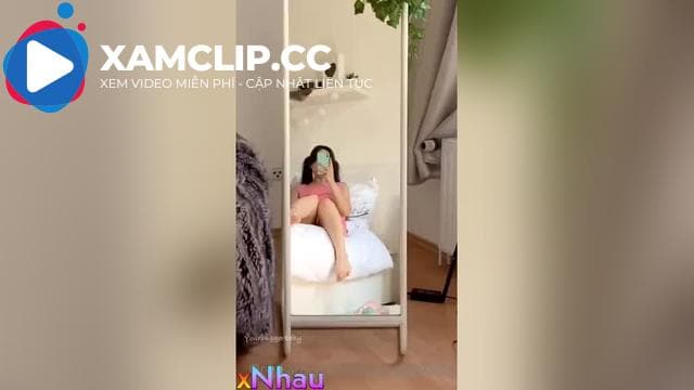 Đang xoa bím trước gương cho ny xem thì mẹ ruột vào suýt thì chết