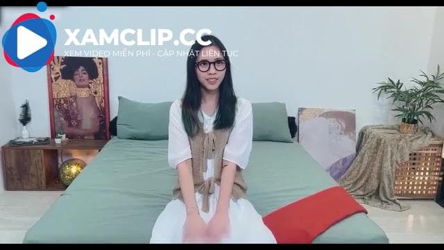 Em rên la inh ỏi vì phải phục vụ ba anh chim bự
