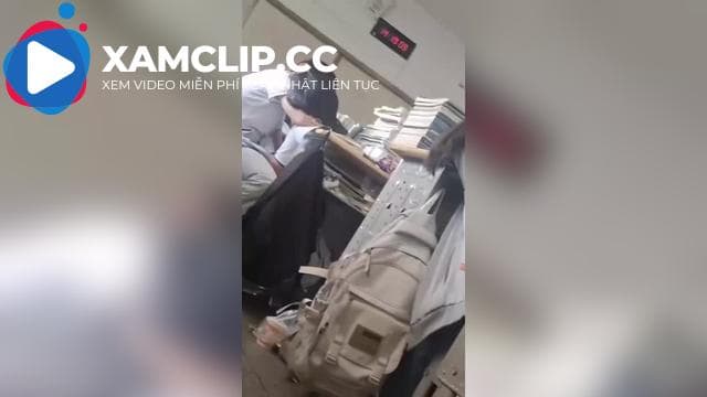 Quay lén hai em học sinh quay tay giữa lớp học đông người
