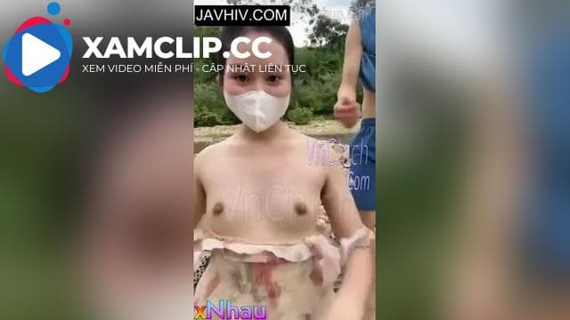 đôi bạn trẻ rủ nhau ra bờ suốt đ!t cho mát