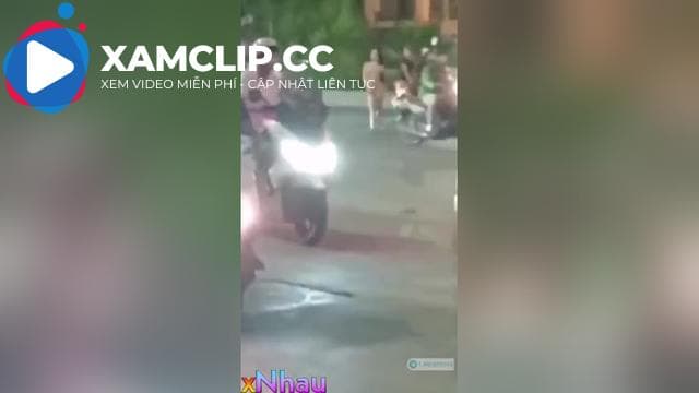 Việt Nam em gái xinh da trắng ngáo đá lột sạch trên đường