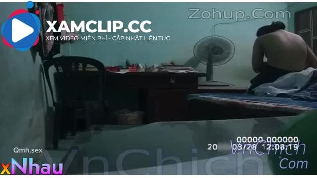 Đặt camera quay lén e hc sinh cấp 2 đúng lúc bé đang móc khoe lồn trên ome