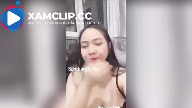 đút chuối vào cô bé em nhún rên lên đỉnh