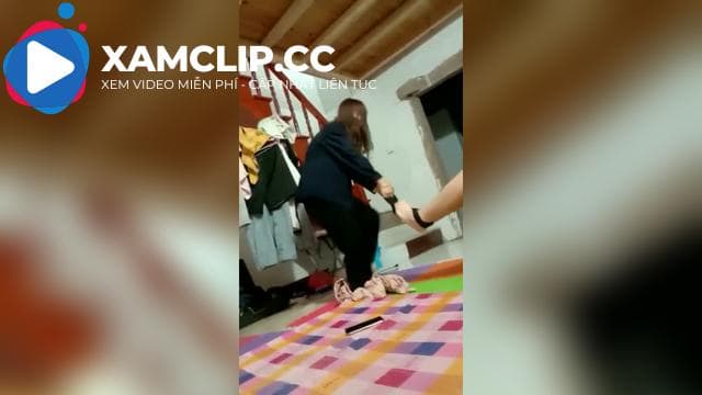 Anh chàng xăm trổ hơi nhát gái tí bị em nó hấp diêm