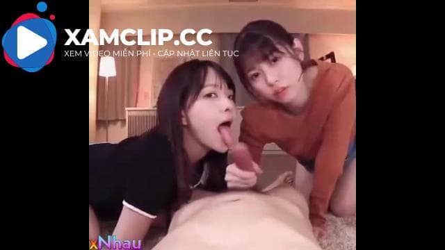 Hai chị em gái tranh nhau bú một con cặc