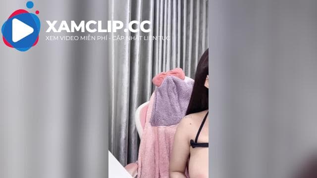 Người đẹp bikini Trà Giang liveshow cặp vú bò sữa cực khủng