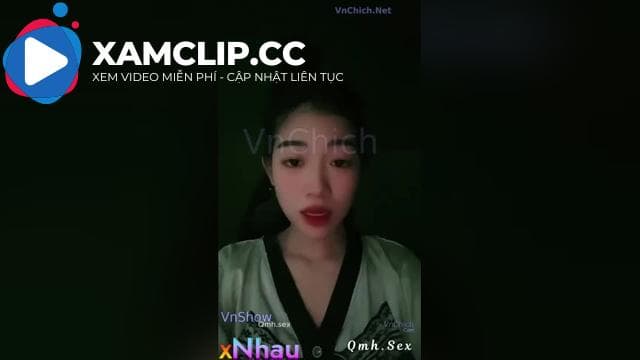 Nửa đêm Mẹ đang ngủ cạnh mà e gái dại trai vẫn dâm show lồn