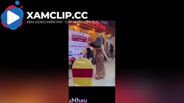 Độc lạ triển lãm motor, Nhân viên nhảy đá lộ cả chem chép rậm lông