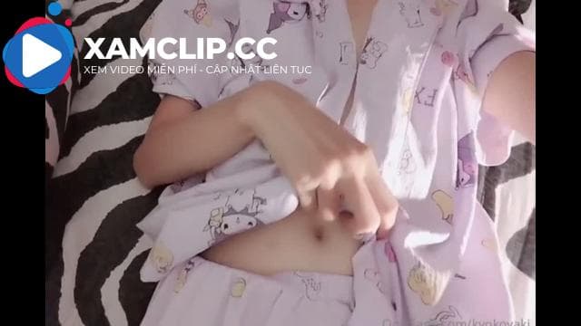 Em học sinh dễ thương thủ dâm tại nhà để thỏa mãn sinh lý