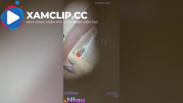 Thanh niên quay lén 2 cô e họ lồn rậm tắm phát hiện móc chéo