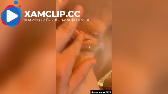 Vừa móc cua vừa móc lỗ nnhị nhoe nhoét nước