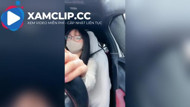 Cô tài xế nốn lừng tranh thủ đụ nhau lúc vắng khách