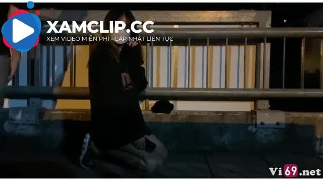 Trả bài em học sinh trên cầu vượt mặc cho dòng xe qua lại