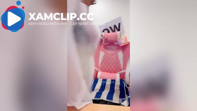 Bé Ngọc bắn nước tung tóe