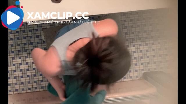 Quay lén em gái cùng xóm trọ đang tắm