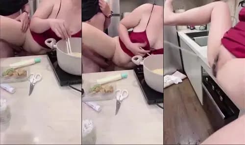 Nhờ em gái quay phim chịch chị lúc đang nấu ăn sướng quá chị đái mạnh ướt hết nhà