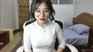 Bé áo dài dễ thương trên ghế livestream #1