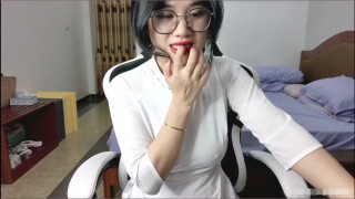 Bé áo dài dễ thương trên ghế livestream