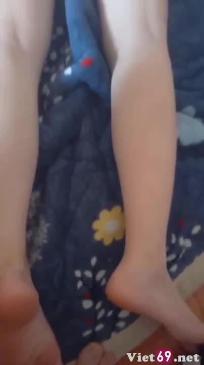 E sinh viên váy trắng phê pha cùng con chim gân