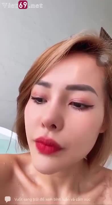 Em Ngân 98 live stream khoe quả bím trong nhà tắm