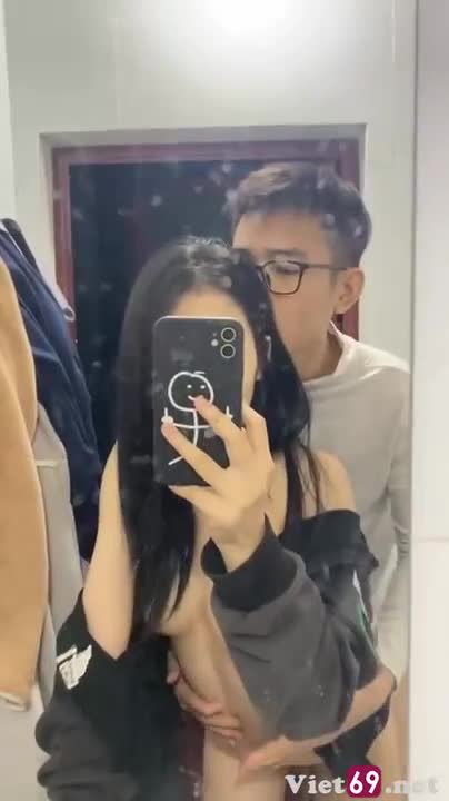 E tự quay clip lộ mặt lúc anh chịch ở nhà tắm