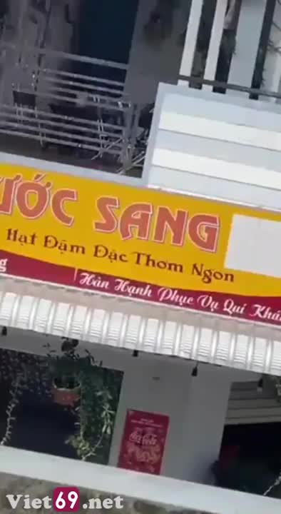 Em học sinh dâm tụt quần cho bạn trai liếm ở quán cafe