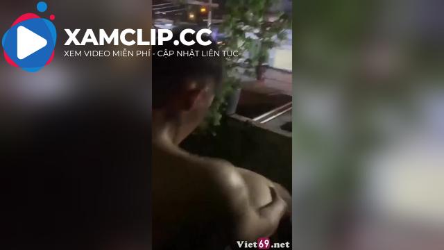 Đứng quay phim cho vợ chồng bạn chơi nhau public ngoài ban công