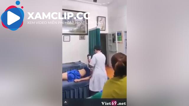 Nam thanh niên nhân viên spa xoa vú mân mê chị khách