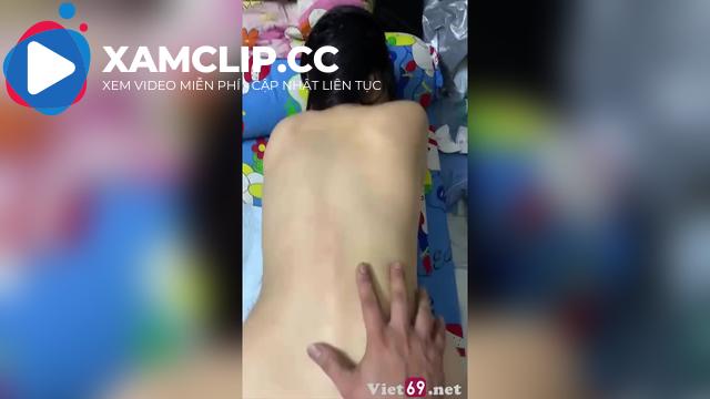 Vợ dâm đang cho con bú vú đầy sữa nhưng vẫn chiều chuộng chồng