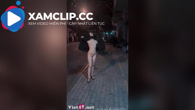 Em gái bướm non và thú vui thích public nơi công cộng