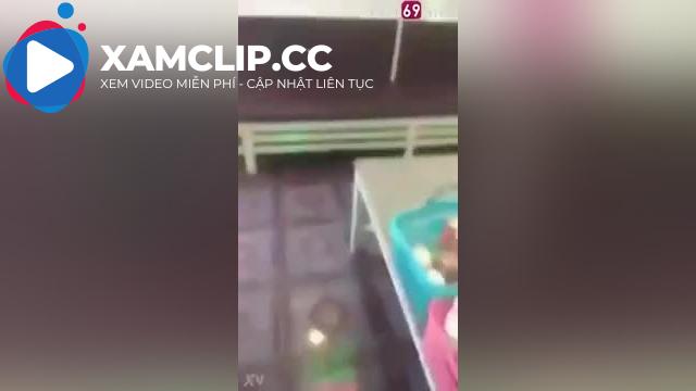 Đi hát karaoke 2 anh em chịch luôn em tay vịn trong phòng hát