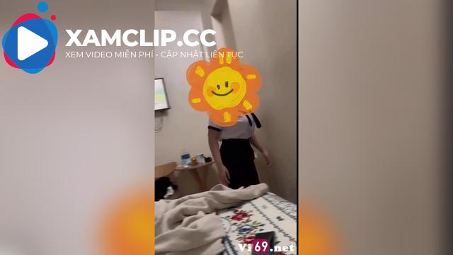 Ghệ dâm cực múp trong bộ đồng phục nữ sinh vừa tròn 18