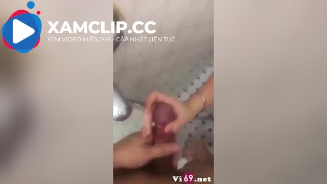 Tắm chung em bướm múp gạ chịch gặp anh trai yếu sinh lý không chịu được 1 phút