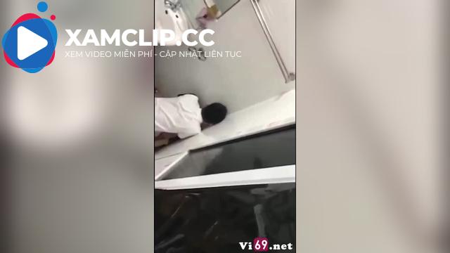 Đi họp lớp nhậu say đưa cô bạn vào phòng tắm lén lút xả