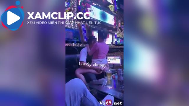 Em chơi bạo bú cu vét máng chịch luôn trong phòng hát karaoke