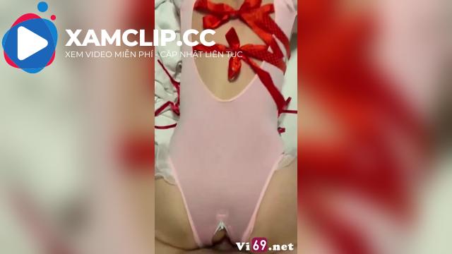 Em tự gói mình thành món quà tặng anh ngày sinh nhật