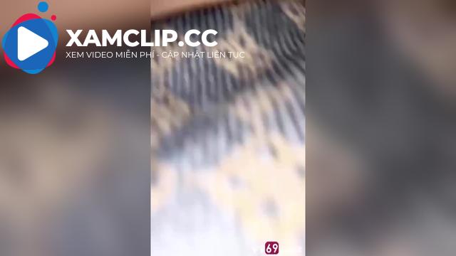 Chơi public bé sinh viên ngoài đường trên yên xe máy