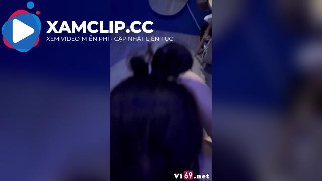 Vào cà phê phim nghe nhạc chill chill mà em dùng hết 2 cái bao cao su