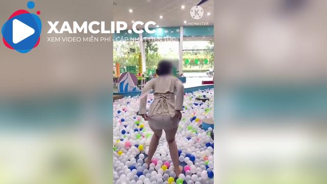 Myhanh2k dạo chơi show hàng trong nhà bóng