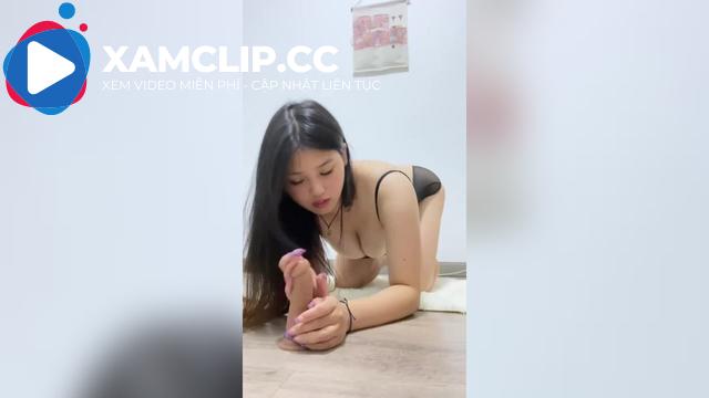 Full clip em Ngân bú mút cây gậy cao su cực kỳ quyến rũ