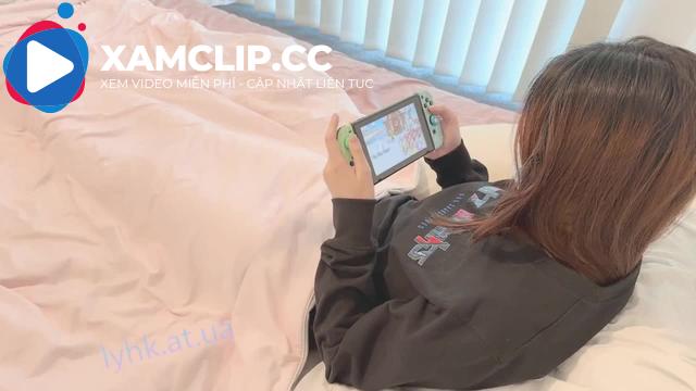 Mải chơi game em gái để anh trai muốn làm gì thì làm