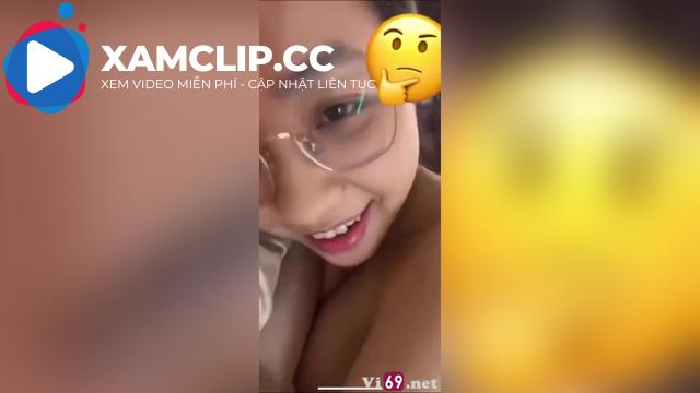 Nụ cưới duyên dáng em gái kính cận răng khểnh lúc chat sex với người yêu