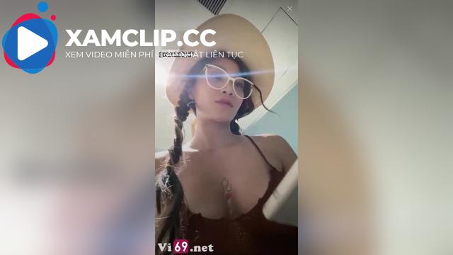 Rosababyvip nghịch bướm bắn nước tùm lum trong wc TTTM
