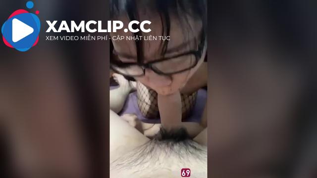 Ghệ dâm kính cận mặc đồ lưới mút như mút kem