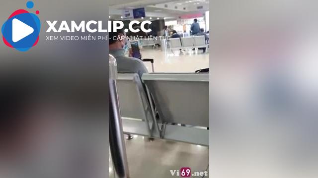 Trong lúc chờ máy bay bác trai video call về xem bác gái show bưởi