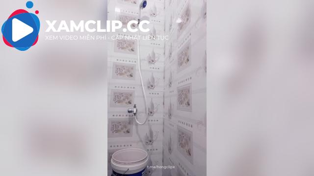 Lunh: cô em gái dễ thương ngày nào cũng thích nghịch vòi nước